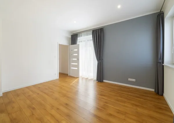 NA PRENÁJOM | Komfortný 3-izbový byt so záhradou a 2 parkovacími miestami – Trenčín, ul. Ružová
