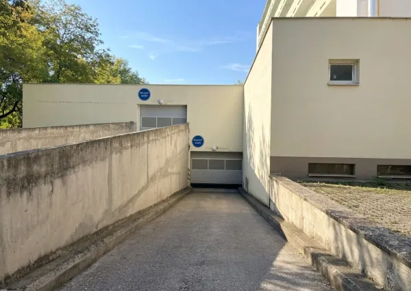 Na predaj samostatná garáž v garážovom dome – Bratislava (Petržalka, Šustekova ul.)