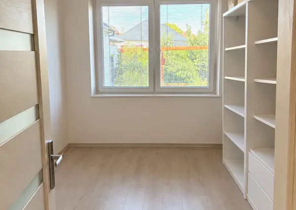 NA PREDAJ PRIESTRANNÝ 4-IZBOVÝ BYT SO ZÁHRADKOU V BLÍZKOSTI SENCA