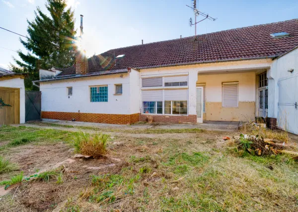 Na predaj priestranný rodinný dom s veľkým pozemkom v obci Dlhá nad Váhom