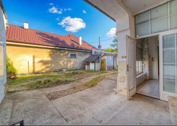 Na predaj priestranný rodinný dom s veľkým pozemkom v obci Dlhá nad Váhom