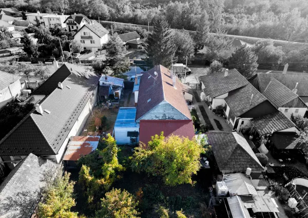 Na predaj priestranný rodinný dom s veľkým pozemkom v obci Dlhá nad Váhom