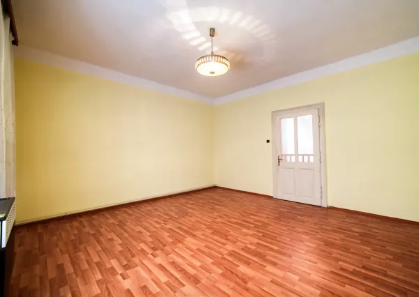 Na predaj priestranný rodinný dom s veľkým pozemkom v obci Dlhá nad Váhom