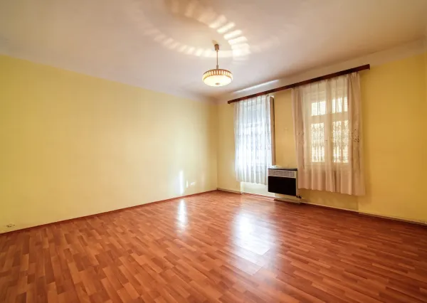 Na predaj priestranný rodinný dom s veľkým pozemkom v obci Dlhá nad Váhom