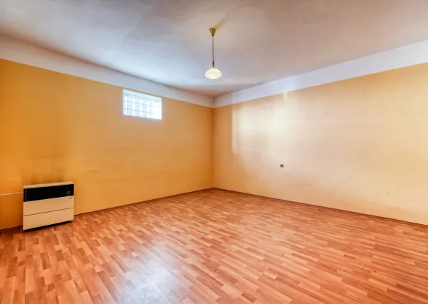 Na predaj priestranný rodinný dom s veľkým pozemkom v obci Dlhá nad Váhom