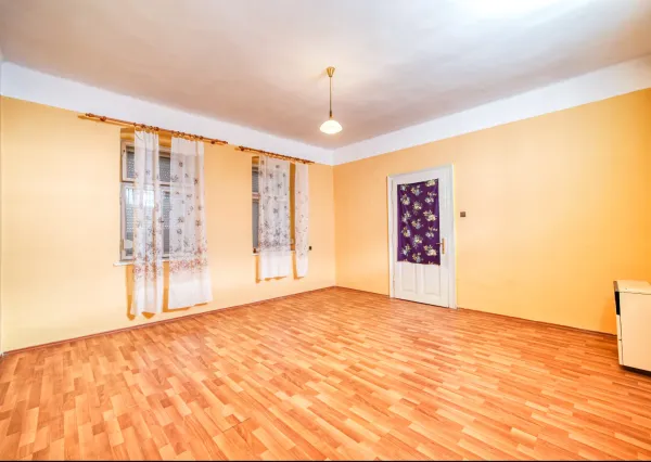 Na predaj priestranný rodinný dom s veľkým pozemkom v obci Dlhá nad Váhom