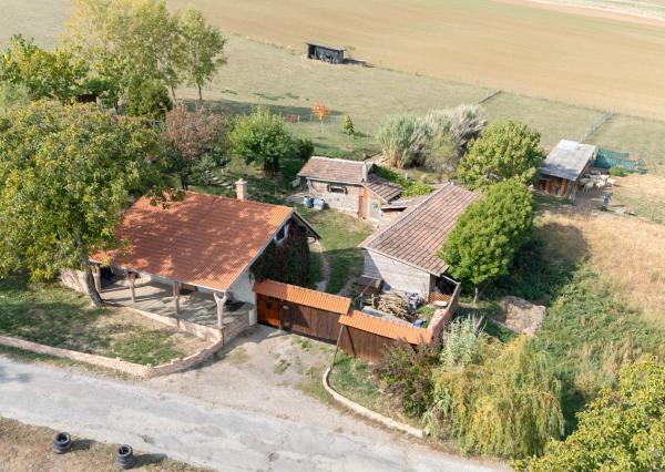 Na predaj gazdovský dom a biofarma na samote v obci Pastuchov