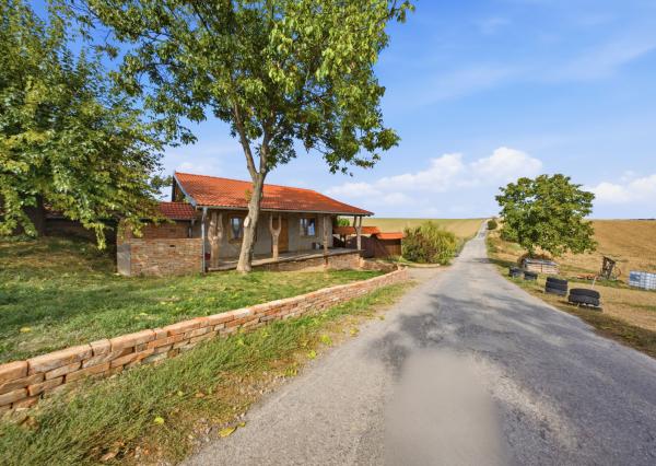 Na predaj gazdovský dom a biofarma na samote v obci Pastuchov
