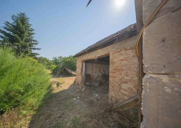 Na predaj pozemok so starým rodinným domom v centre obce Báhoň