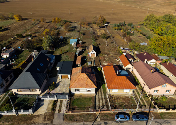 Na predaj priestranný 3-izbový rodinný dom s veľkým pozemkom v Čifároch