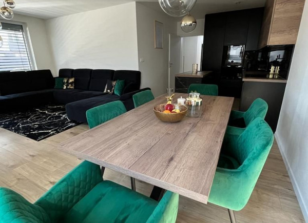 Luxusný nový 4 izbový byt na predaj, novostavba z roku 2022, kompletne zariadený + terasa (17m2)