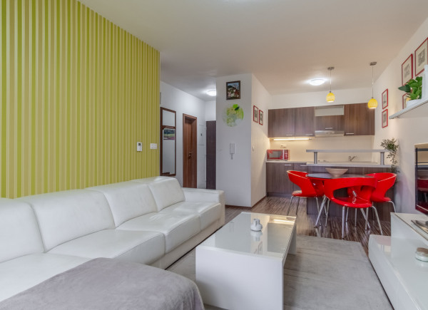 REZERVOVANÉ: Na predaj krásny 2-izbový apartmán v blízkosti golfového areálu vo Veľkej Lomnici