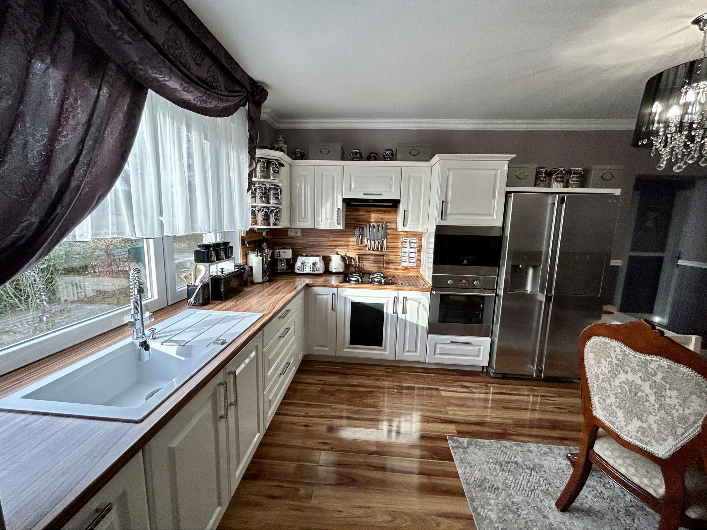 PREDANÝ! Nadštandardné bývanie v byte s vlastnou záhradou, garážou aj vonkajším parkovacím miestom