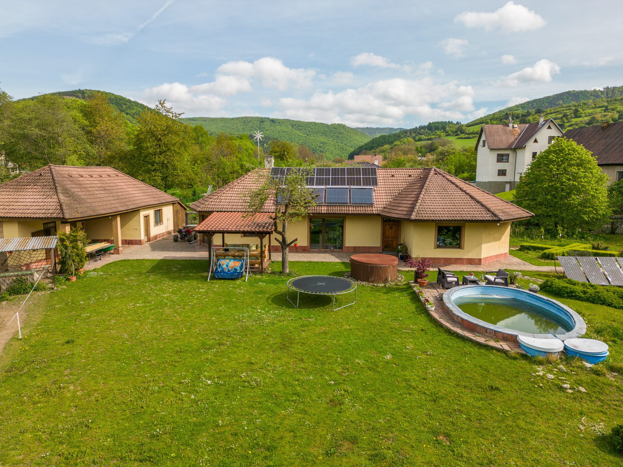 Na predaj 4-izbový rodinný dom s nadštandardným pozemkom v obci Ľutina