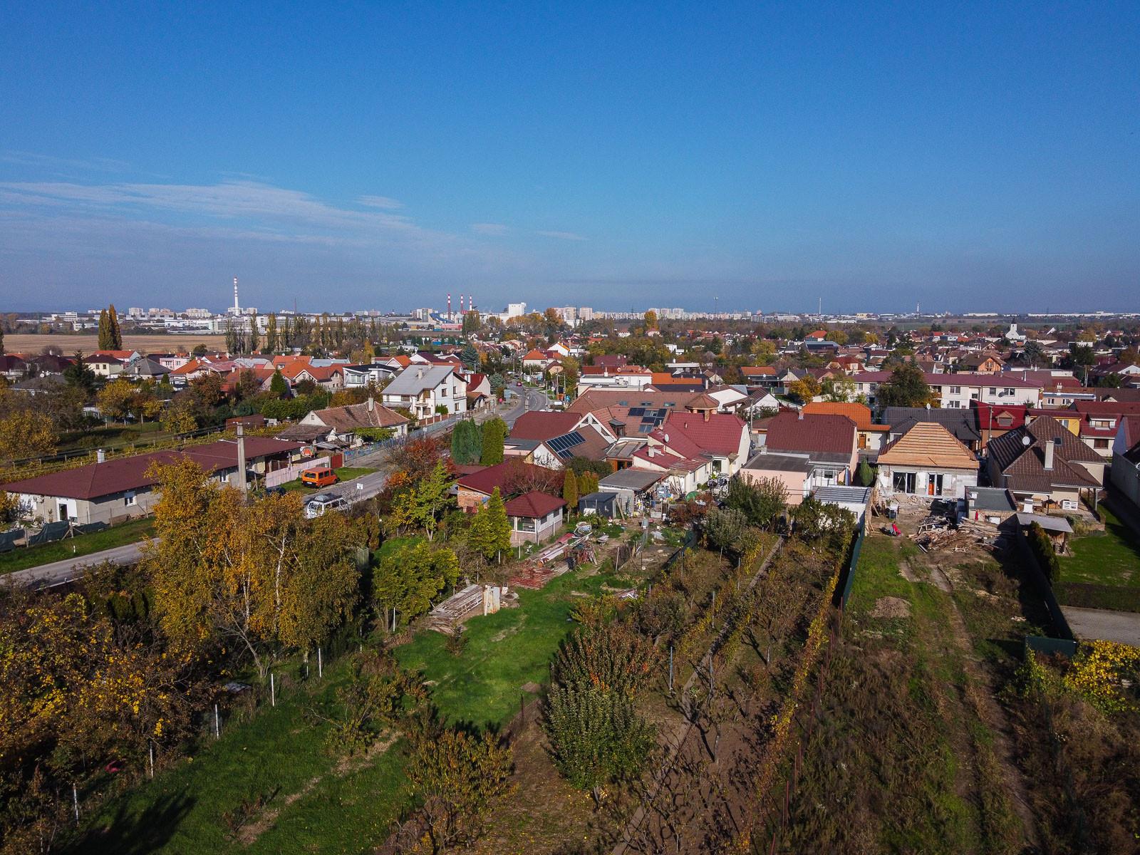 Na predaj pozemok s investičným potenciálom v Hrnčiarovciach nad Parnou