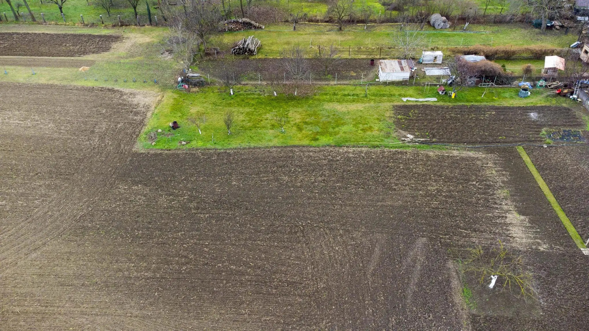 Na predaj investičný pozemok vhodný na výstavbu niekoľkých rodinných domov v obci Dolné Zelenice