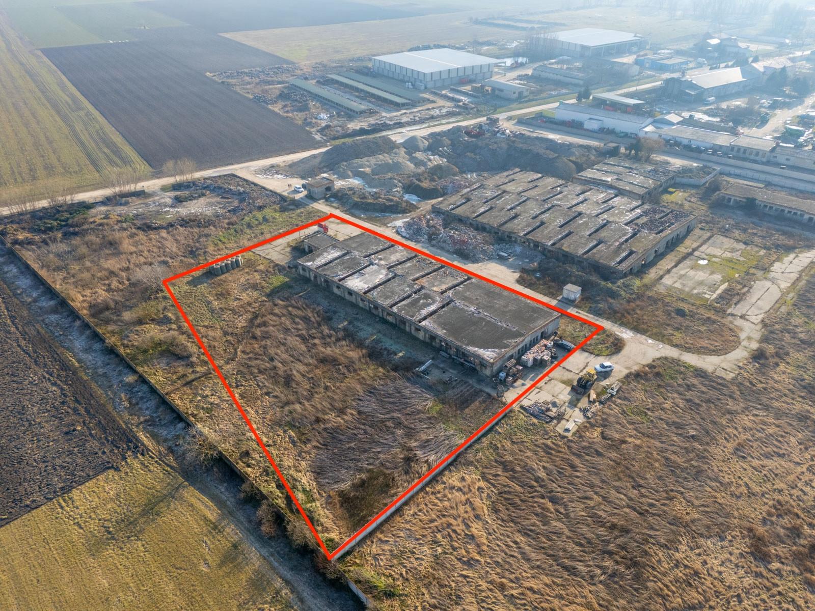 Na predaj veľkorysý pozemok s poľnohospodárskou budovou v obci Vydrany vhodný aj pre developerov