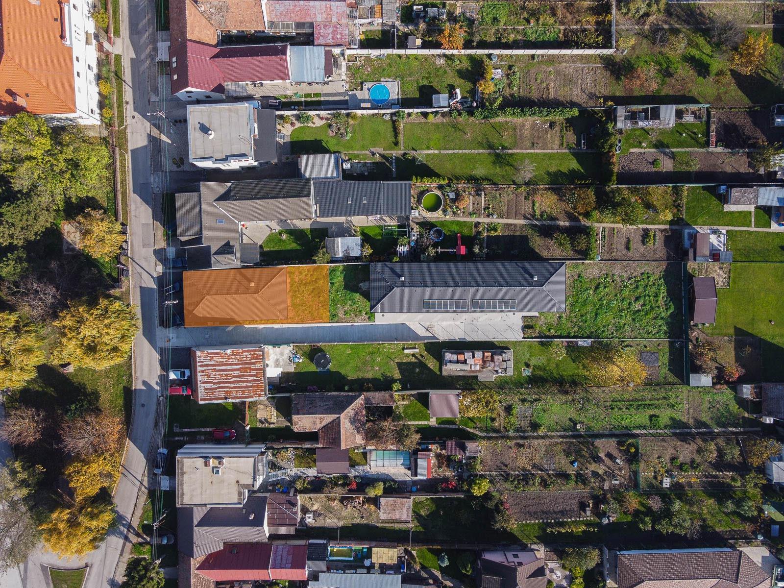 Na predaj priestranný 4-izbový bungalov s terasou v Hrnčiarovciach nad Parnou