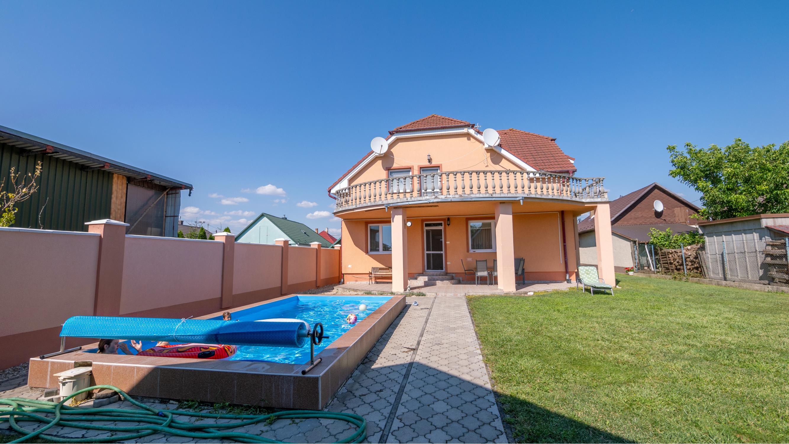 Na predaj dvojgeneračný rodinný dom s bazénom v Gabčíkove