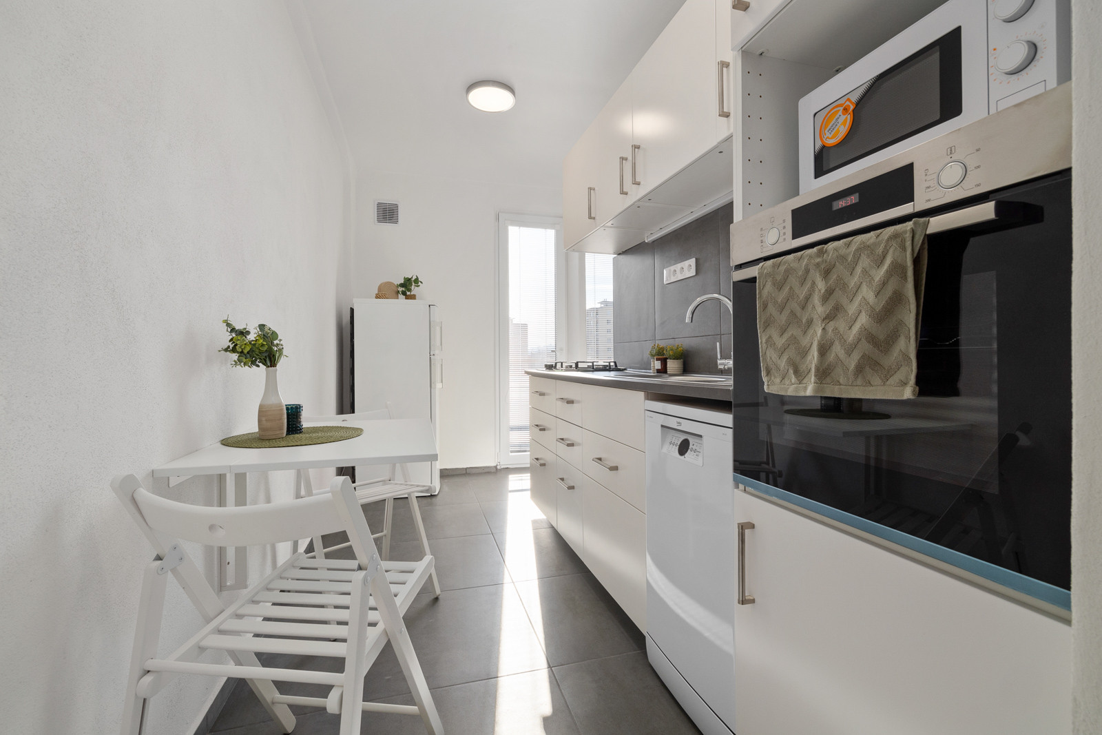 Na prenájom priestranný, moderný 2-izbový byt na Riazanskej ulici v Bratislave