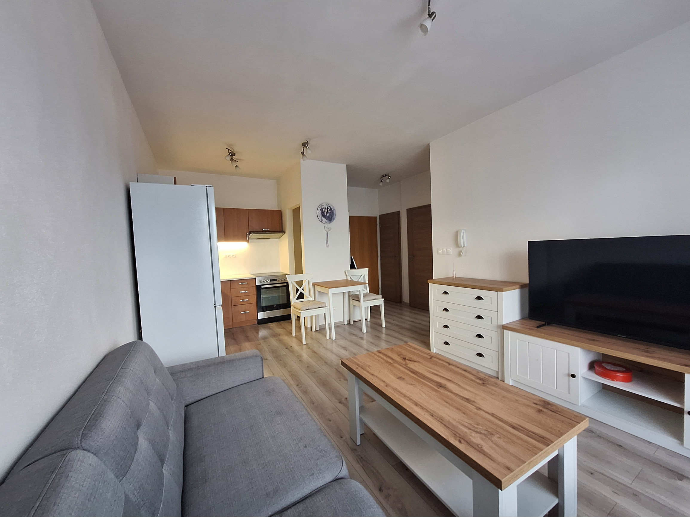 Na prenájom kompletne zariadený 2-izbový byt v Žiline