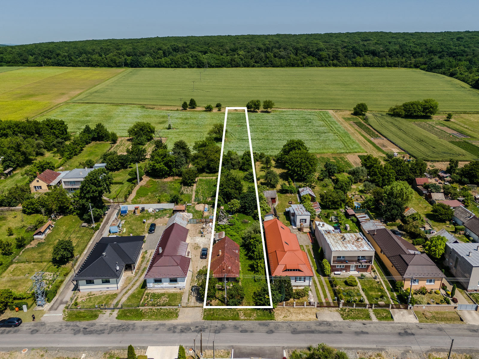 Na predaj rozmerný pozemok vhodný na výstavbu v obci Moravany časť Lučkovce