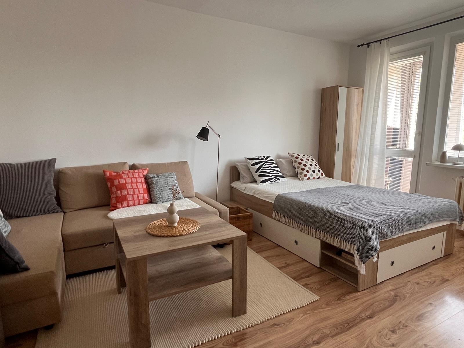 Na prenájom pekný 1-izbový byt s veľkou loggiou v obľúbenej časti Dúbravky