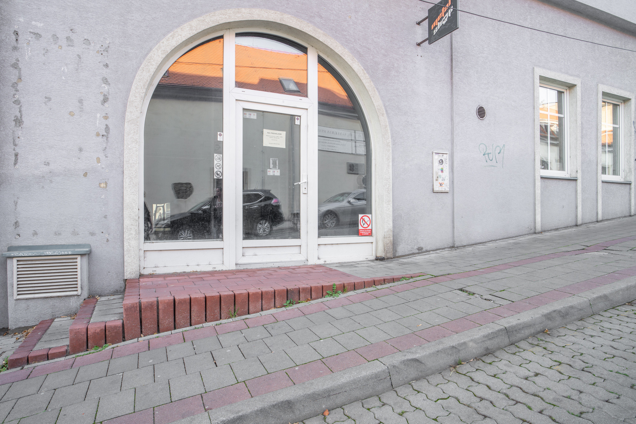 Na prenájom veľkorysý obchodný priestor s mezanínom na Zámockej ulici pod Bratislavským hradom