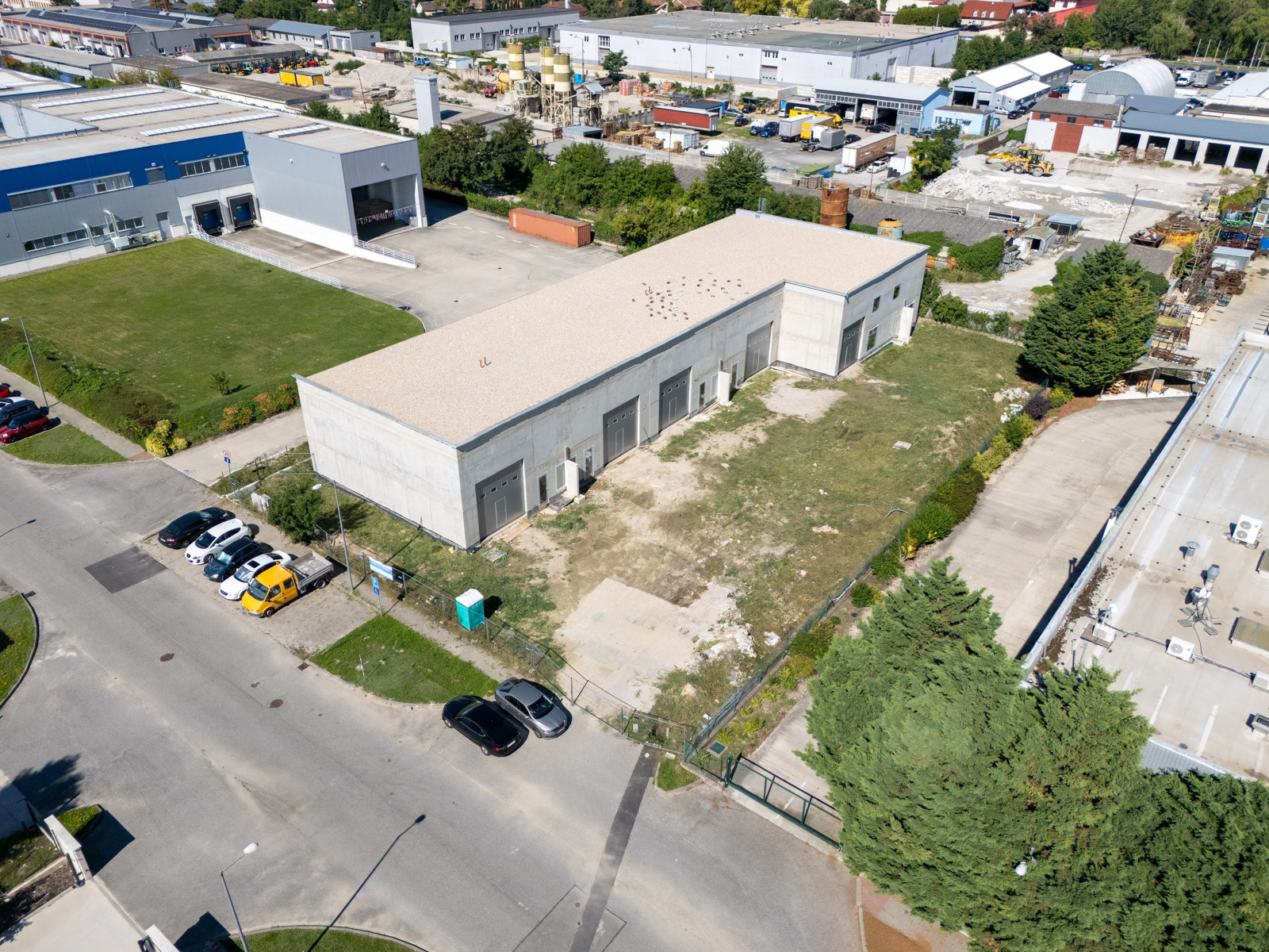 Na predaj novostavba haly s výbornou dostupnosťou v priemyselnej časti Šamorína určená na výrobu a skladovanie