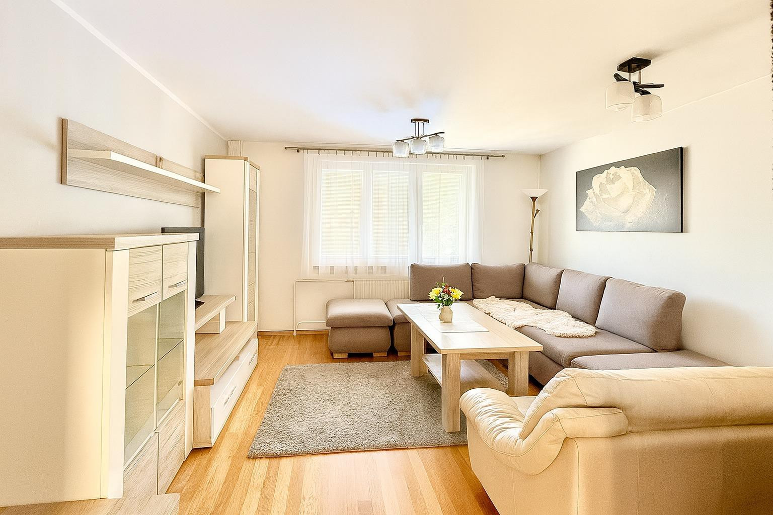 Na predaj kompletne zariadený 3-izbový byt v Rakovej