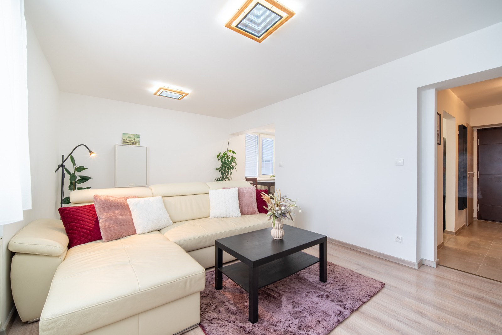 REZERVOVANÉ: Na predaj 2-izbový byt s balkónom a pivnicou v pokojnej časti obce Veľké Leváre