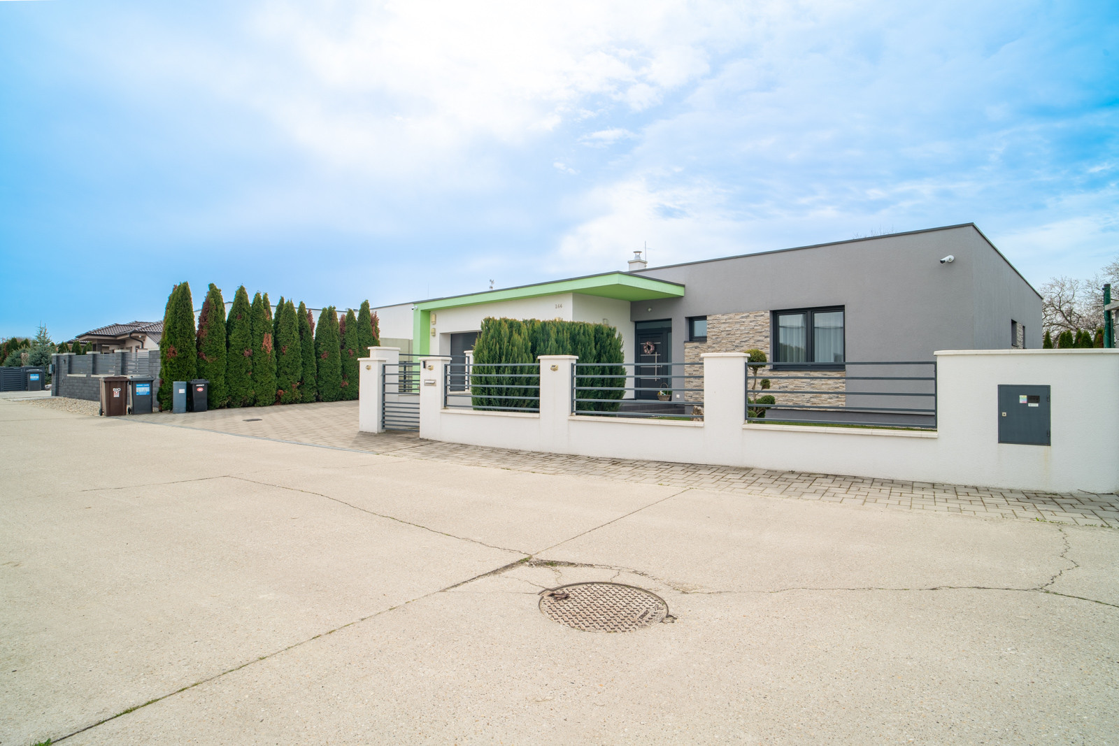 Na predaj priestranný 4-izbový rodinný dom s dvojgarážou v obci Báč