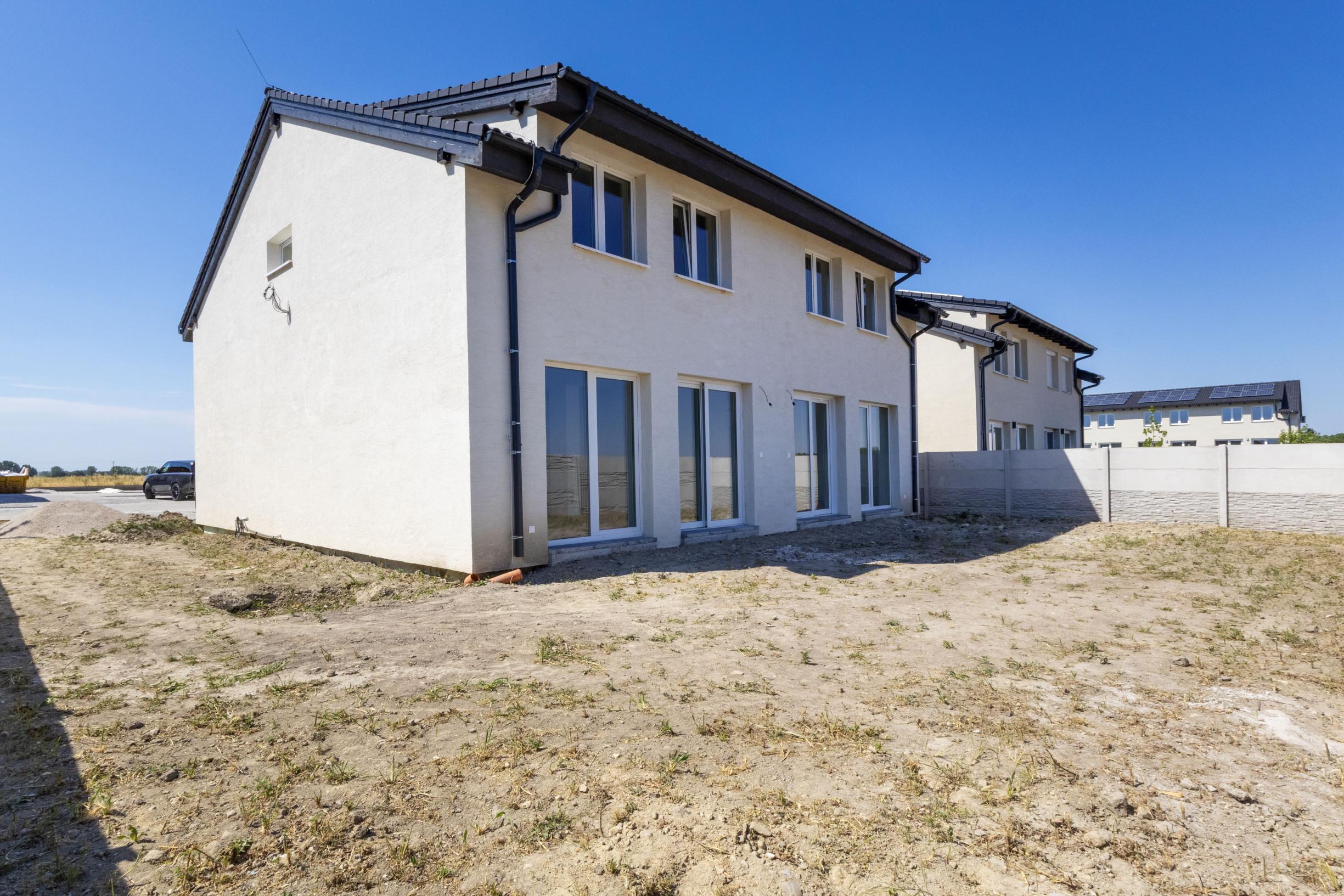 Predaj 4-izbová bytová jednotka v dvojdome v Lehniciach