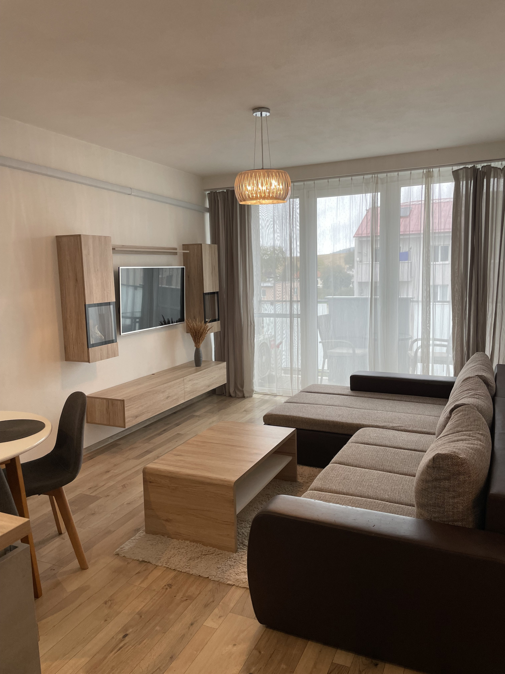 Na prenájom kompletne zariadený 2-izbový byt v obci Soblahov