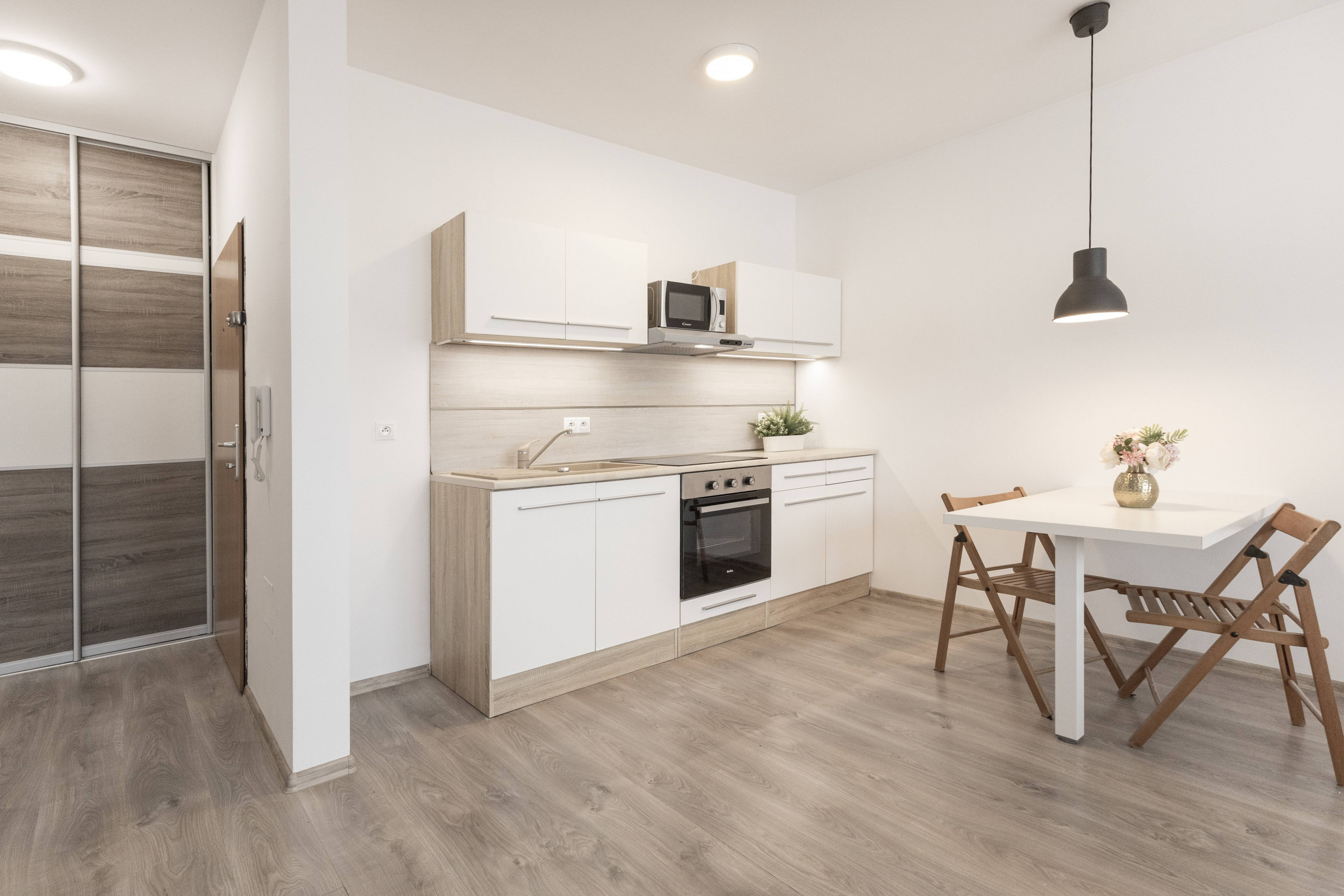 REZERVOVANÉ: Na prenájom 2-izbový byt s loggiou a parkovaním - Hviezdoslavov