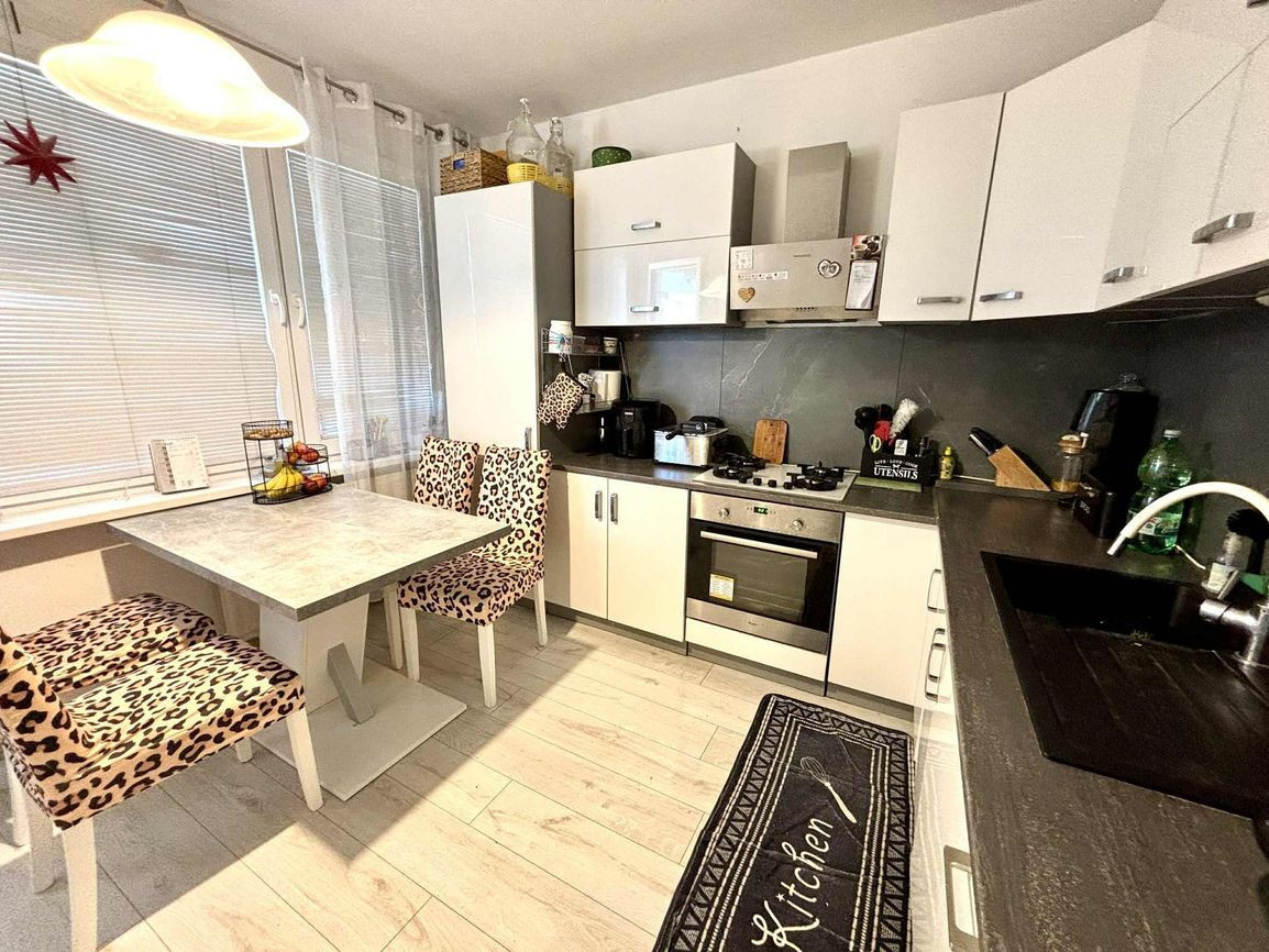 EXKLUZÍVNE NA PREDAJ – 3-IZBOVÝ BYT S DVOMA BALKÓNMI, UL. MOJMÍROVA, BÁNOVCE NAD BEBRAVOU