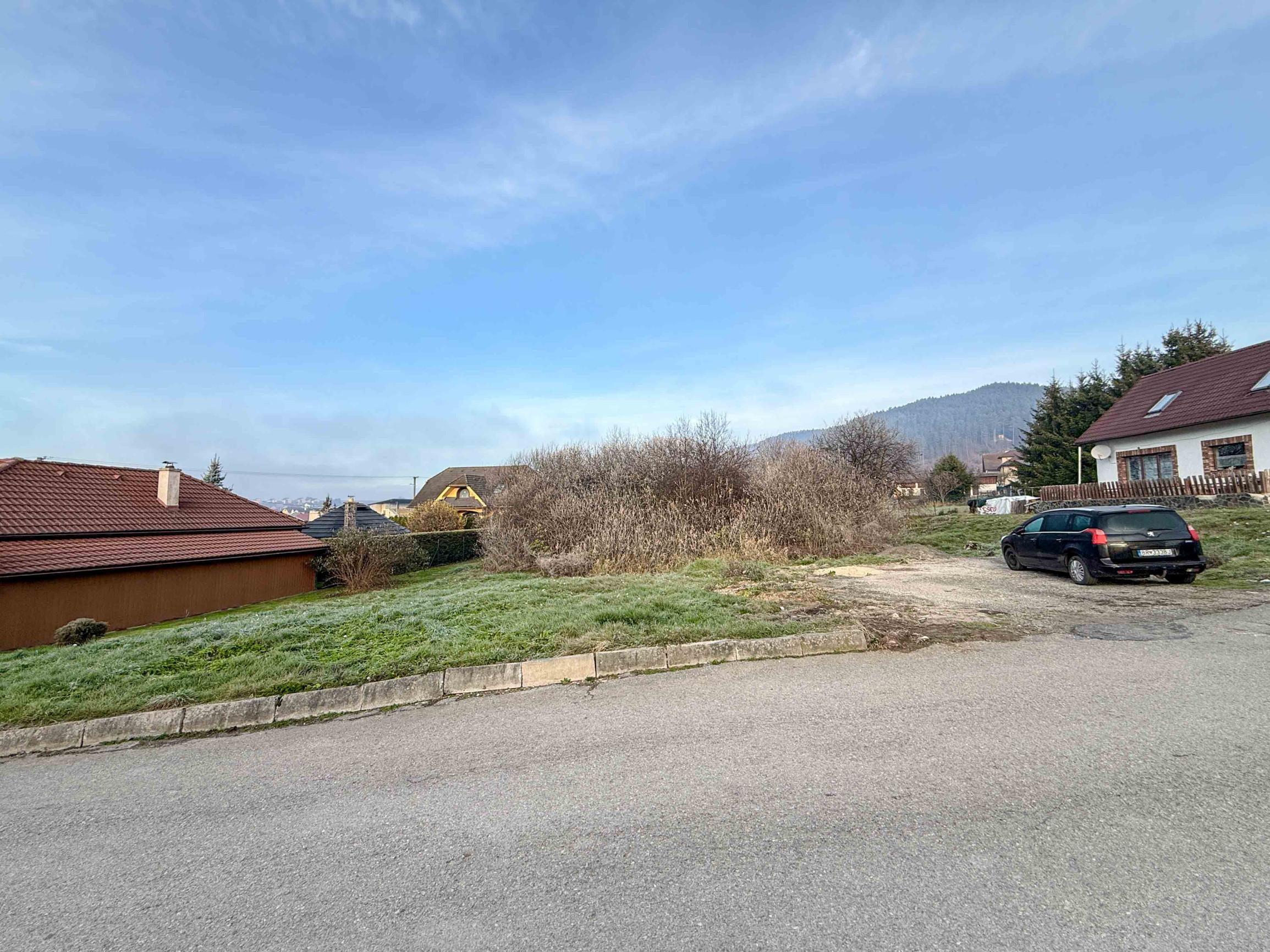 Na predaj veľkorysý pozemok pre rodinný dom v obci Heľpa