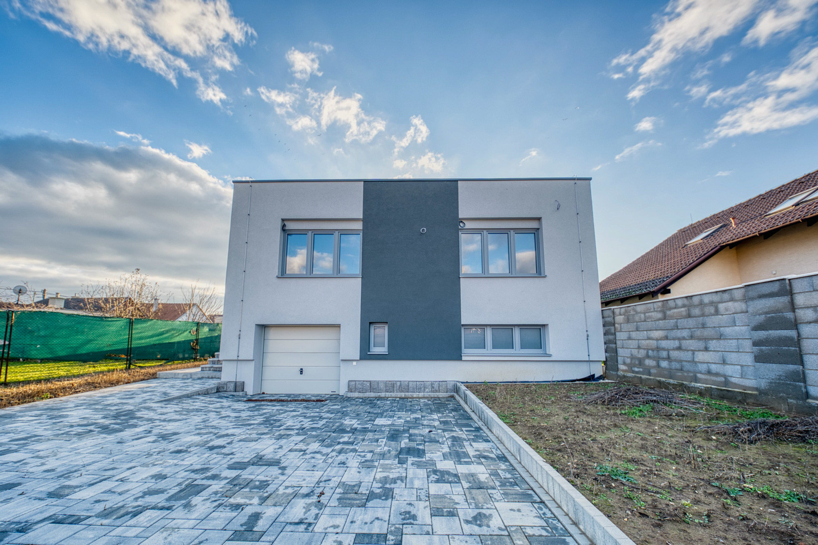 Na predaj rodinný dom s garážou v obci Šoporňa – štandard je zahrnutý v cene