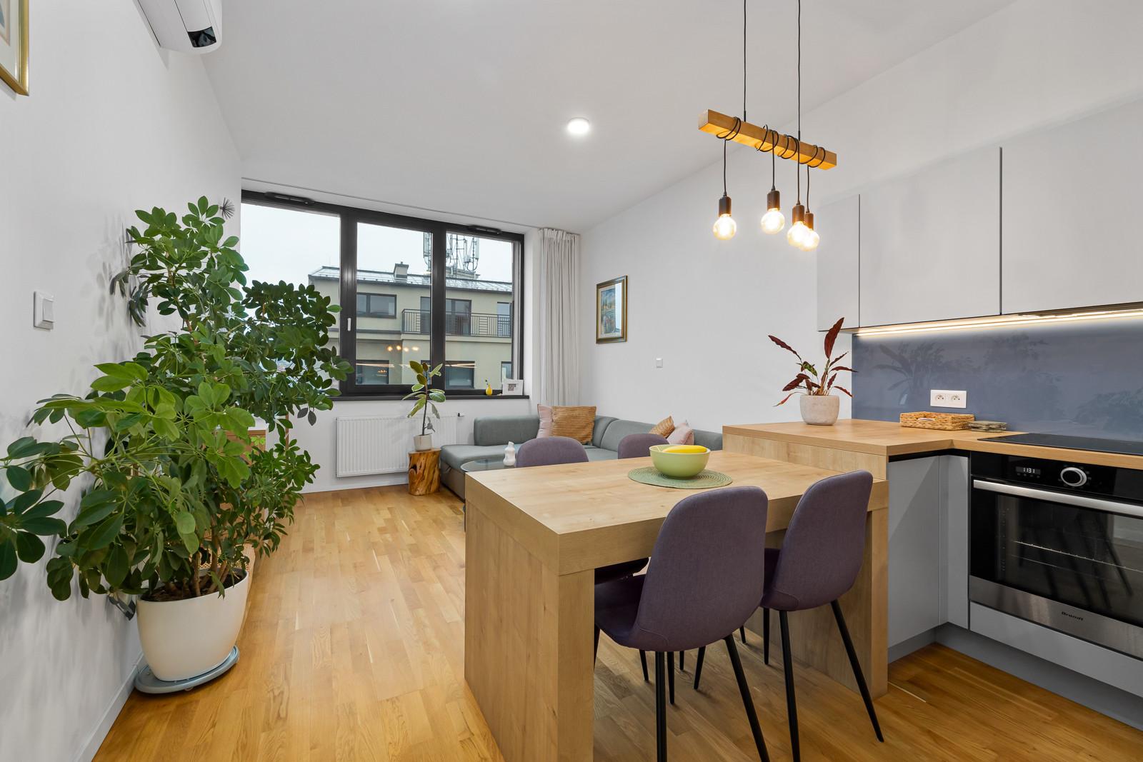 Na predaj 2-izbový slnečný byt v Starom meste s garážovým parkovaním