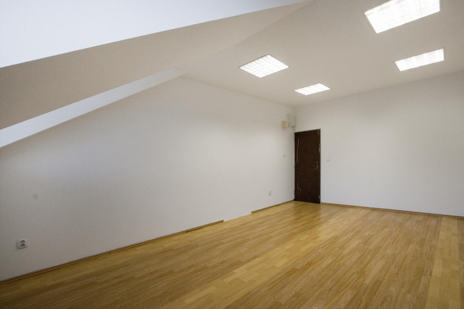 Na prenájom samostatná kancelária v centre Šamorína