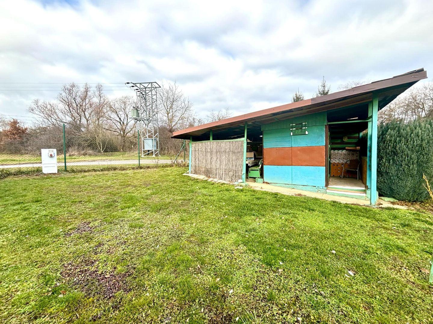 Exkluzívne na predaj  záhrada s chatkou v Bánovciach n/B