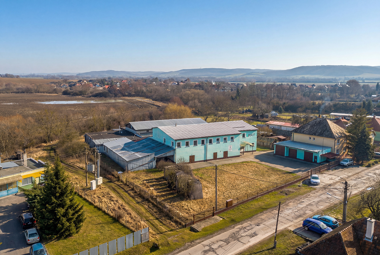 Na predaj výrobná hala s administratívnou časťou pri Lučenci