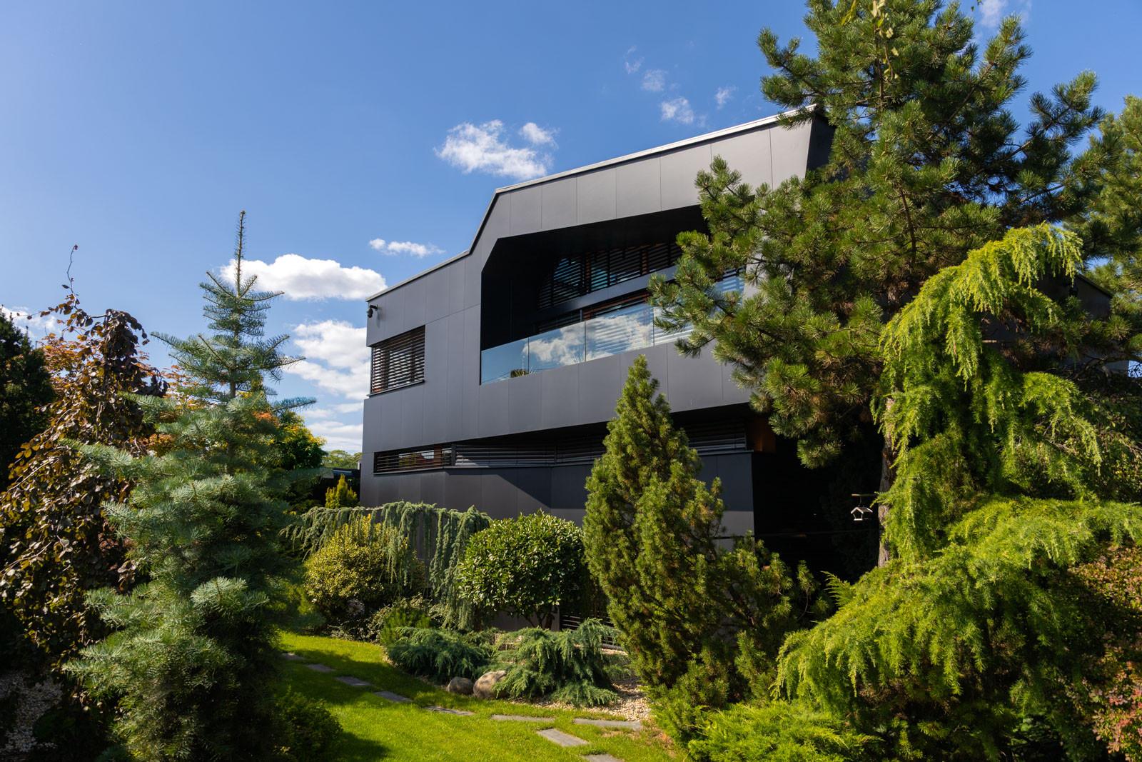 Na predaj vila s okrasnou záhradou a bazénom v Pezinku