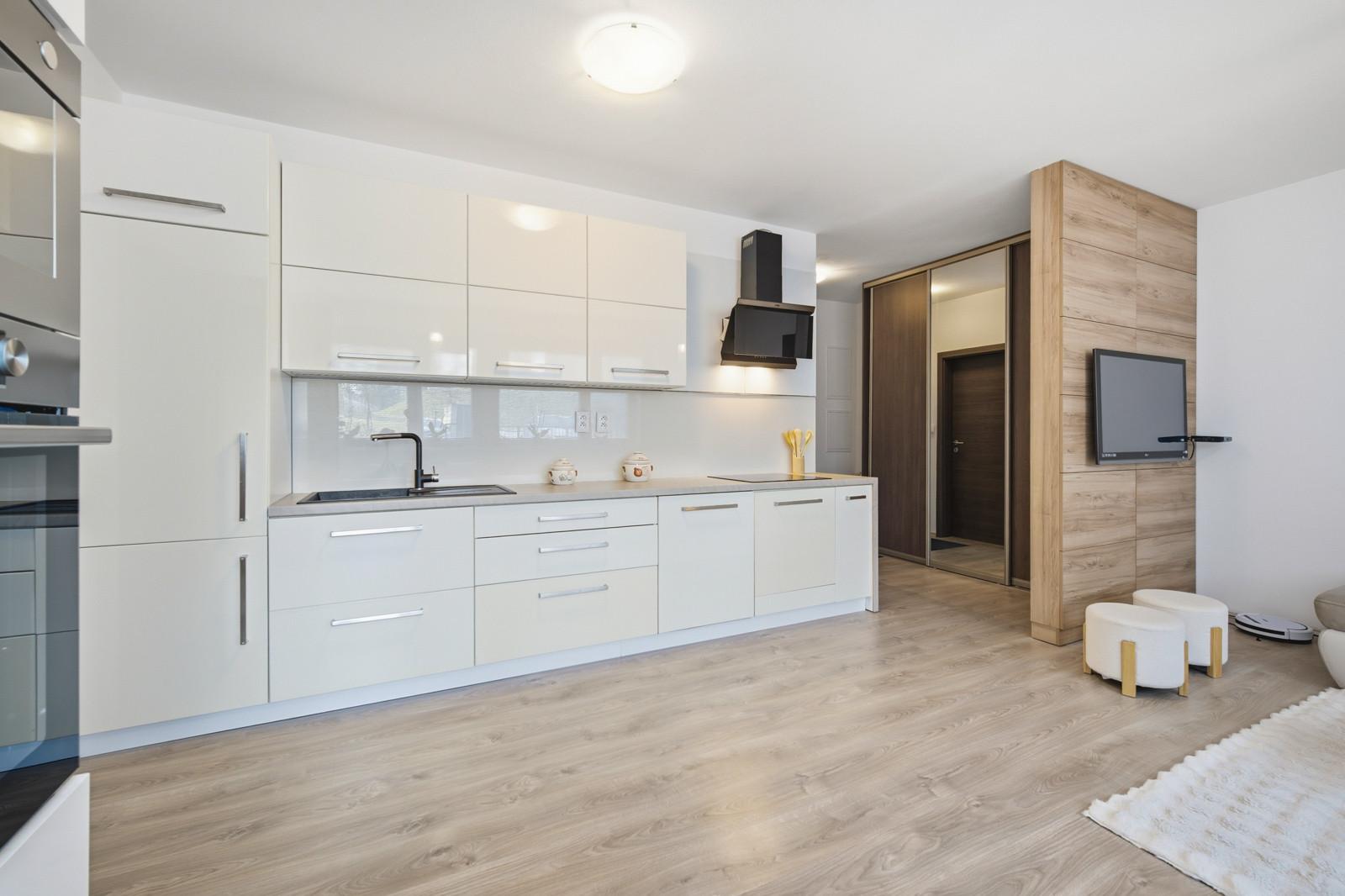 Na predaj priestranný 2-izbový byt v Dúbravke