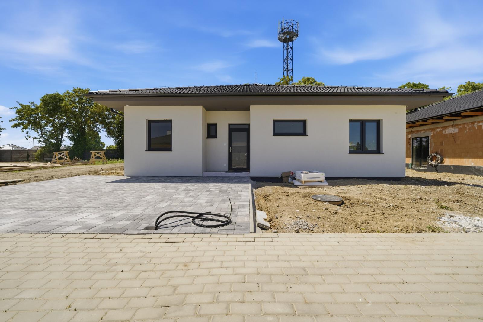 Na predaj priestranný 4-izbový rodinný dom v Špačinciach