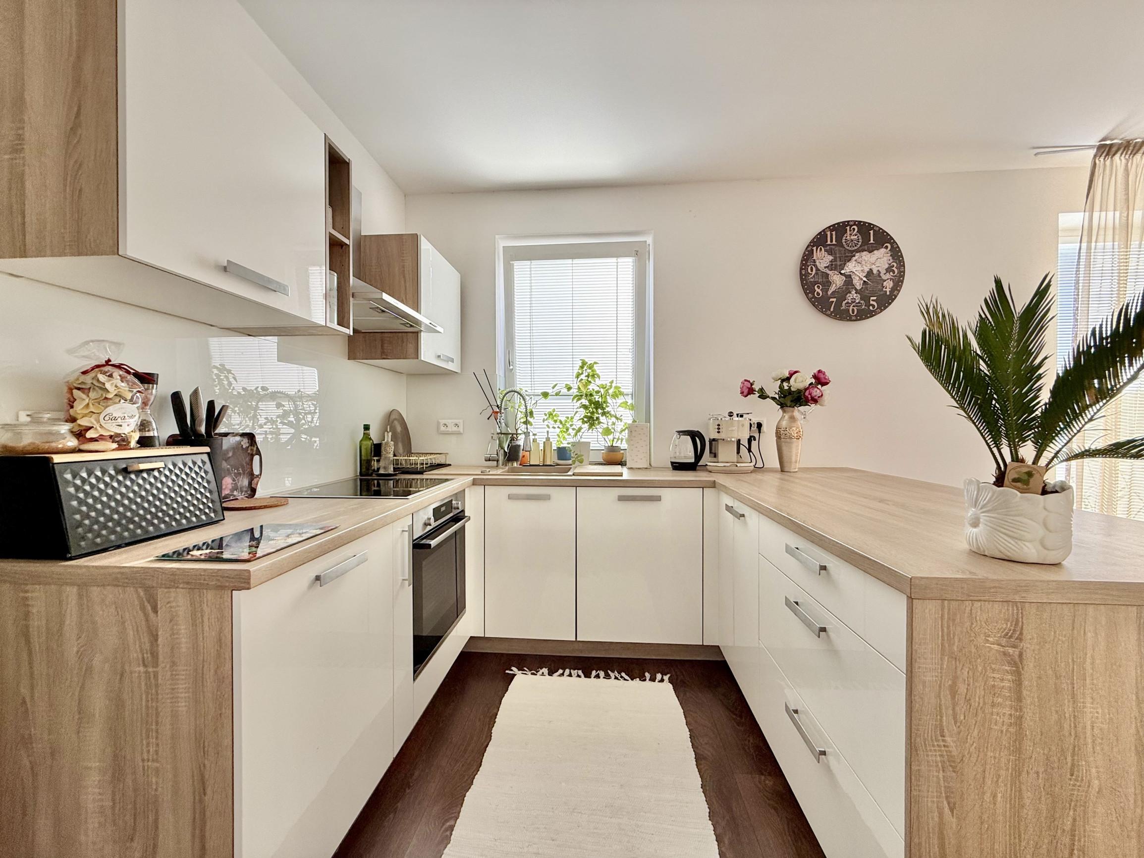Stačí sa nasťahovať – moderný 2-izbový byt s balkónom a parkovacím miestom