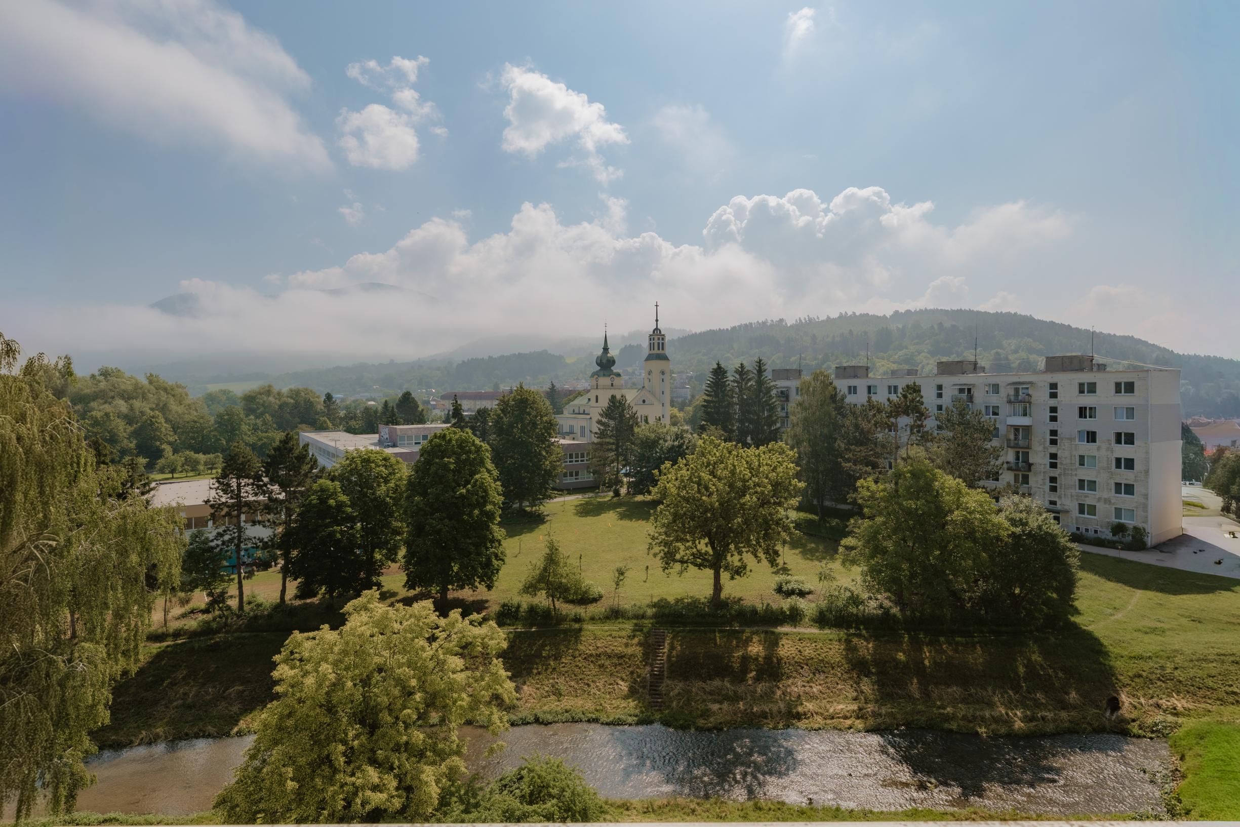 Na predaj 2-izbový byt s panoramatickým výhľadom v TOP lokalite na sídlisku Stred v Považskej Bystrici