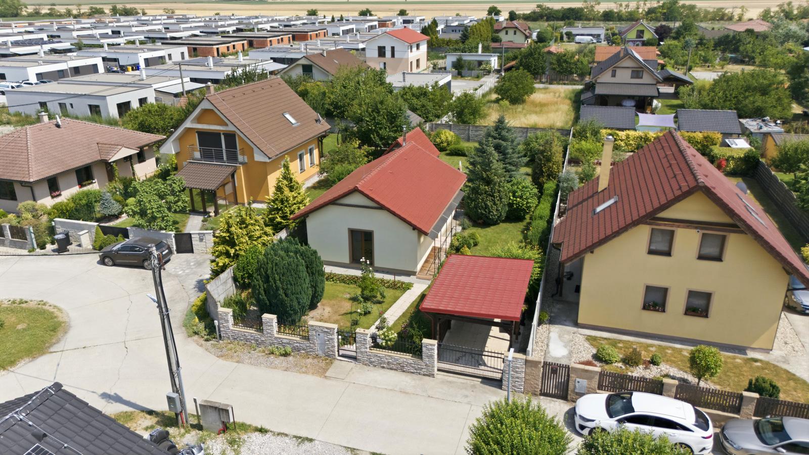 Na predaj stavebný pozemok s 2-izbovým rodinným domom v Hviezdoslavove