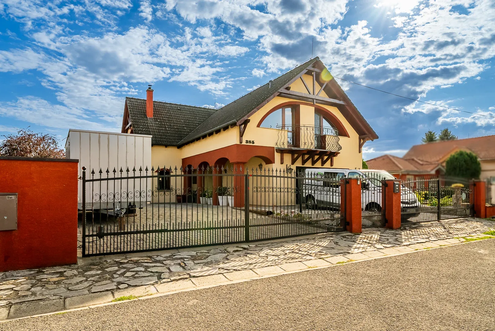 Na predaj veľkometrážny 4-izbový rodinný dom v obci Jur nad Hronom