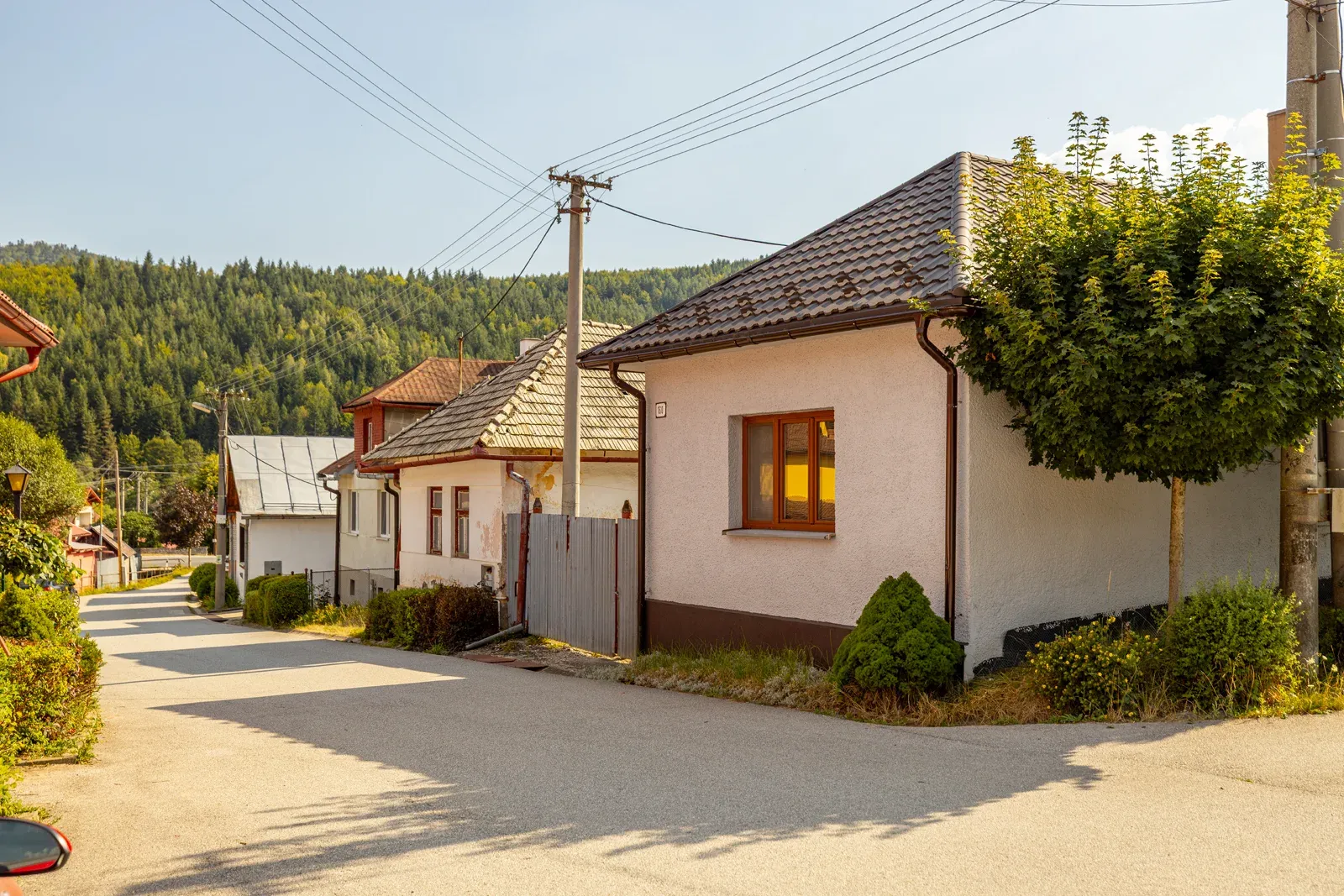 Na predaj priestranný vidiecky dom v obci Helcmanovce